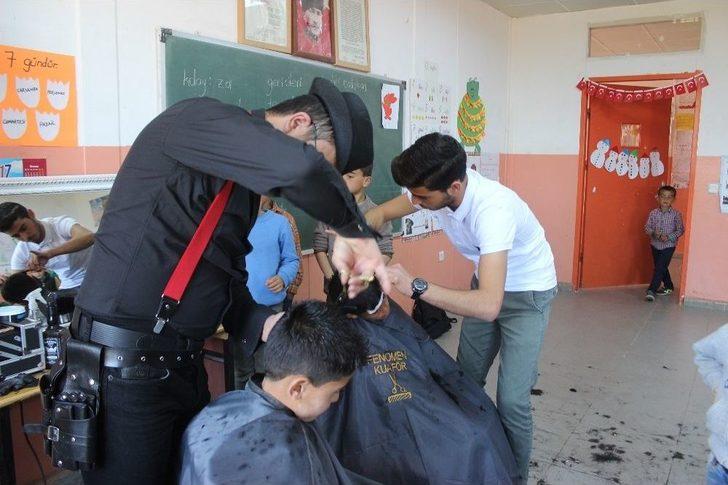 Kırsal Mahalle Öğrencileri Berber Ortamında Tıraş Oldu G5