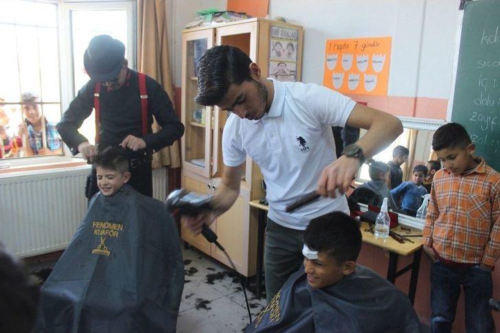 Kırsal Mahalle Öğrencileri Berber Ortamında Tıraş Oldu G1