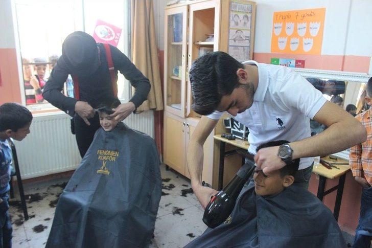 Kırsal Mahalle Öğrencileri Berber Ortamında Tıraş Oldu G2