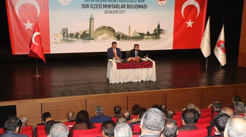 Vali G&uuml;zeloğlu Surlu Muhtarlarla Bir Araya Geldi