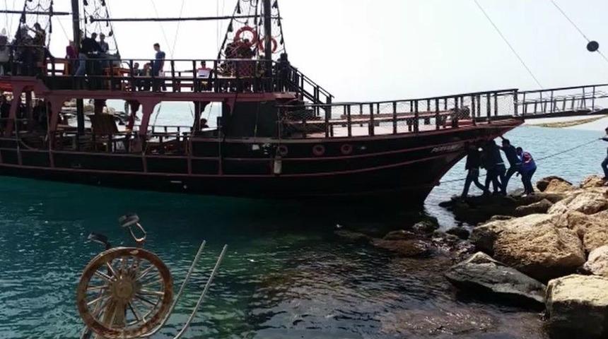Antalya&rsquo;da 25 Yolcusu Bulunan Tur Teknesi Kayalıklara &Ccedil;arptı