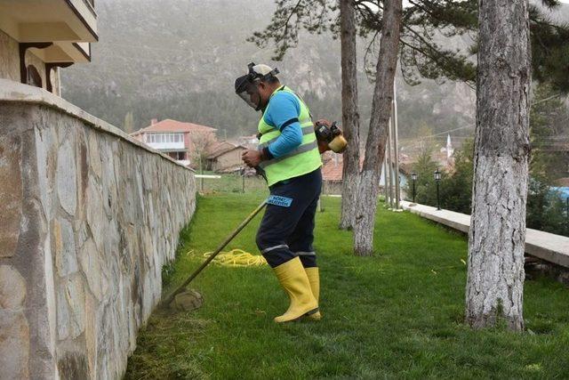 İnönü’de Park Ve Bahçeler Güzelleşiyor