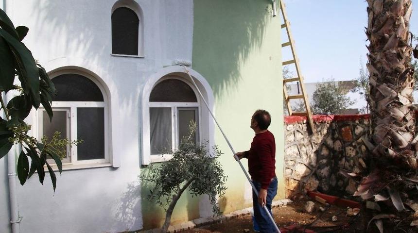 Erdemli&rsquo;de Camilerin Temizliği S&uuml;r&uuml;yor