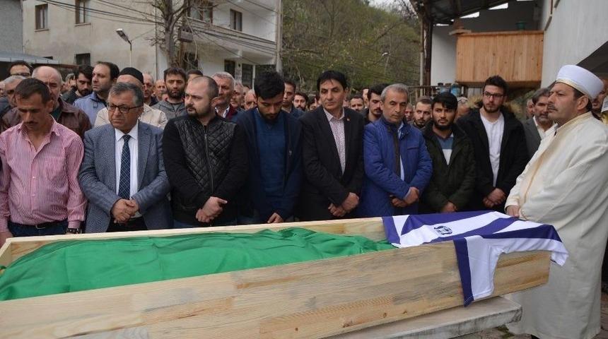 Kaldırımda Y&uuml;r&uuml;rken Kafasına Mermer D&uuml;şmesi Sonucu Hayatını Kaybeden Eski Futbolcu Son Yolculuğuna Uğurlandı