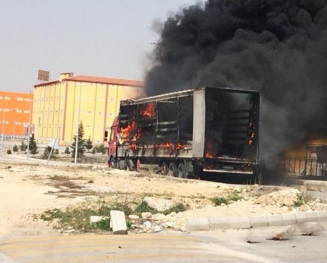 Karaman&rsquo;da Plastik Malzeme Y&uuml;klenen Tır Yandı