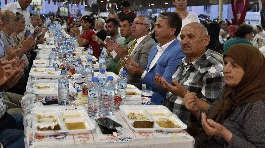 Uysal, Yenigün Mahallesi’nde İftara Katıldı