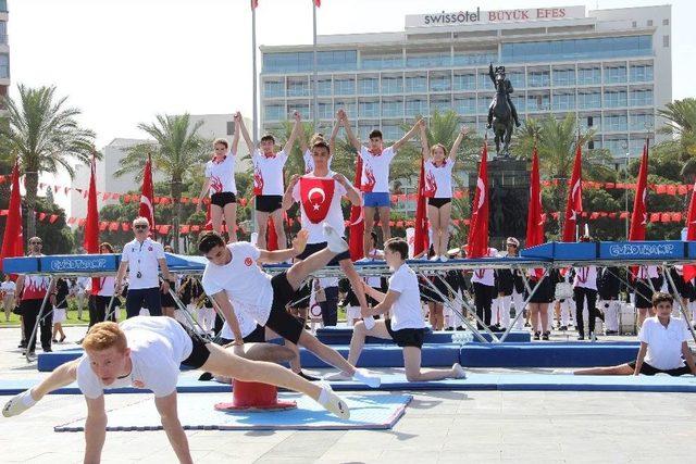 İzmir’de 19 Mayıs Coşkusu