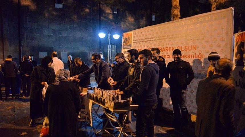 Tarım İl M&uuml;d&uuml;rl&uuml;ğ&uuml; Mevlid Kandili&rsquo;nde S&uuml;t Dağıttı