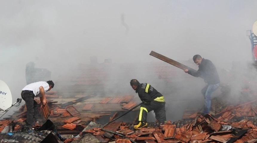 Sobadan &Ccedil;ıkan Kıvılcım Sonucu İki Ev Kullanılamaz Hale Geldi