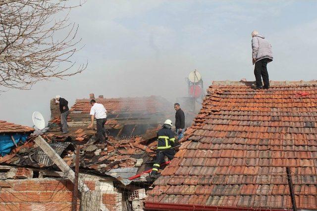 Sobadan Çıkan Kıvılcım Sonucu İki Ev Kullanılamaz Hale Geldi