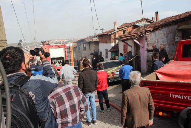 Sobadan Çıkan Kıvılcım Sonucu İki Ev Kullanılamaz Hale Geldi