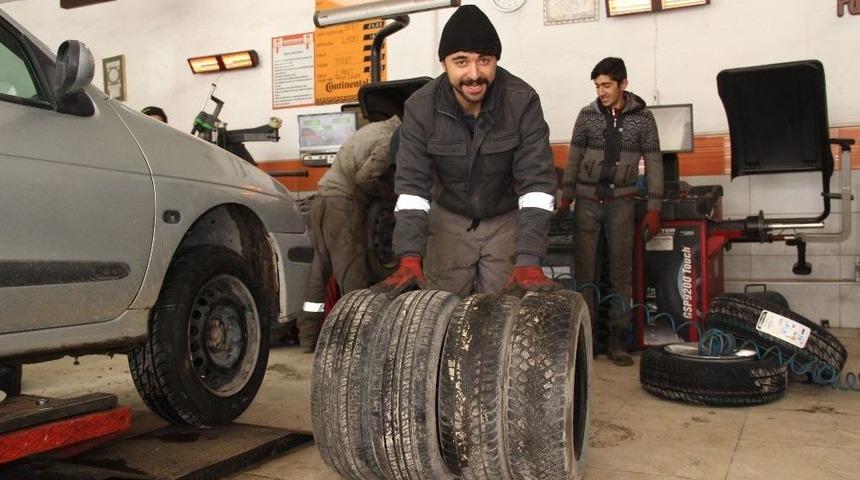 Kış Lastiği Uygulamasında Son G&uuml;n Yoğunluğu