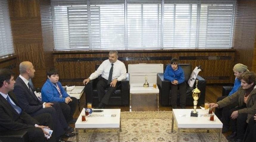 Başkan &Ccedil;elik, "şampiyon &Ccedil;ocuklar Herkes Tarafından &Ouml;rnek Alınmalı"