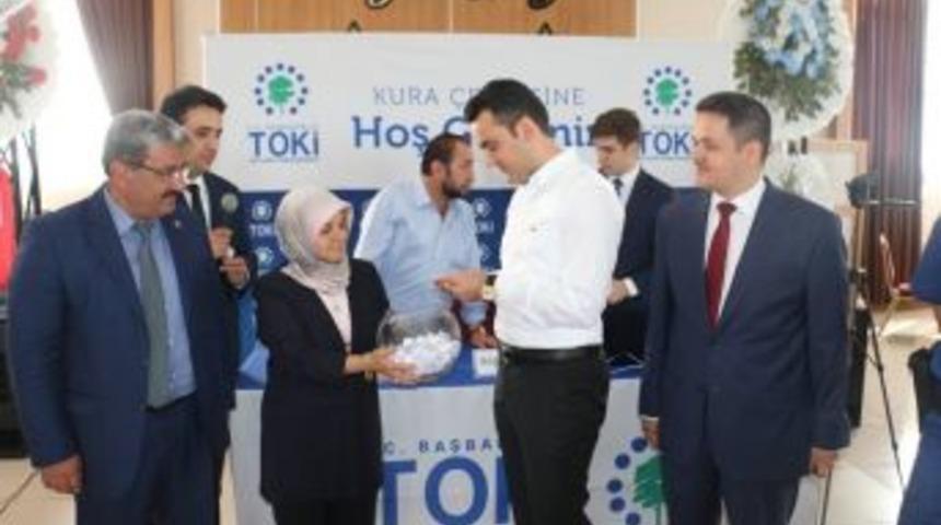 Altıntaş&rsquo;ta 294 Kişi Ev Sahibi Oldu