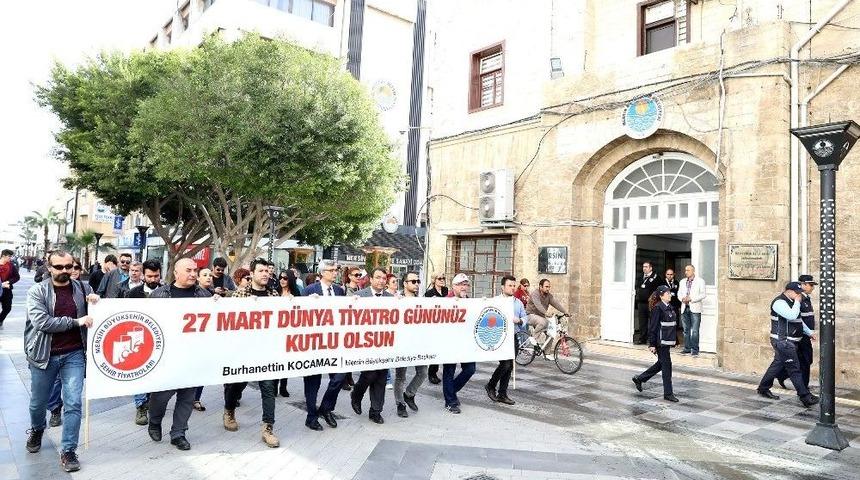 Mersin&rsquo;de &lsquo;d&uuml;nya Tiyatro G&uuml;n&uuml;&rsquo;n&uuml; Kutlandı