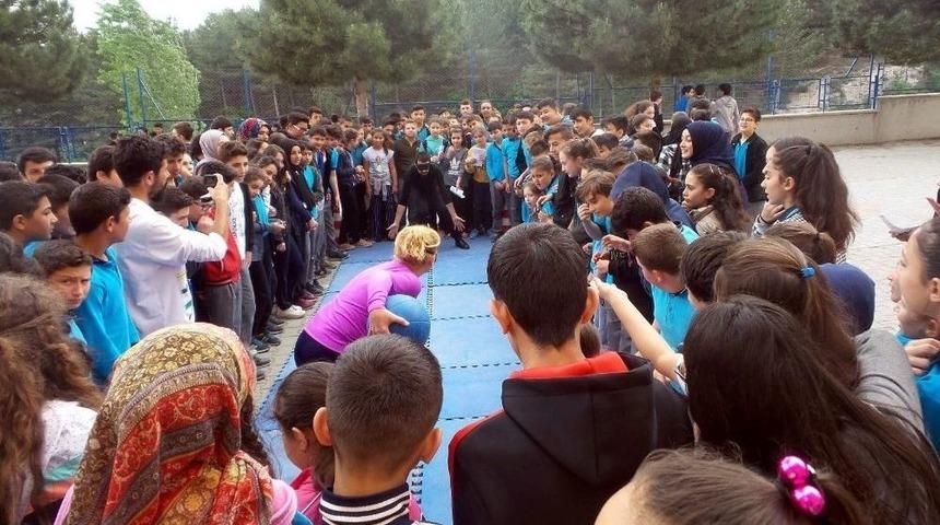 G&ouml;rme Engellileri Anlamak İ&ccedil;in &rsquo;goalball&rsquo; Oynadılar
