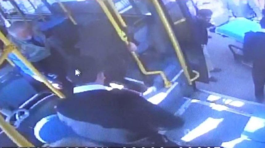 Otob&uuml;ste Kalp Krizi Ge&ccedil;iren Yolcuyu Şof&ouml;r Hastaneye Yetiştirdi