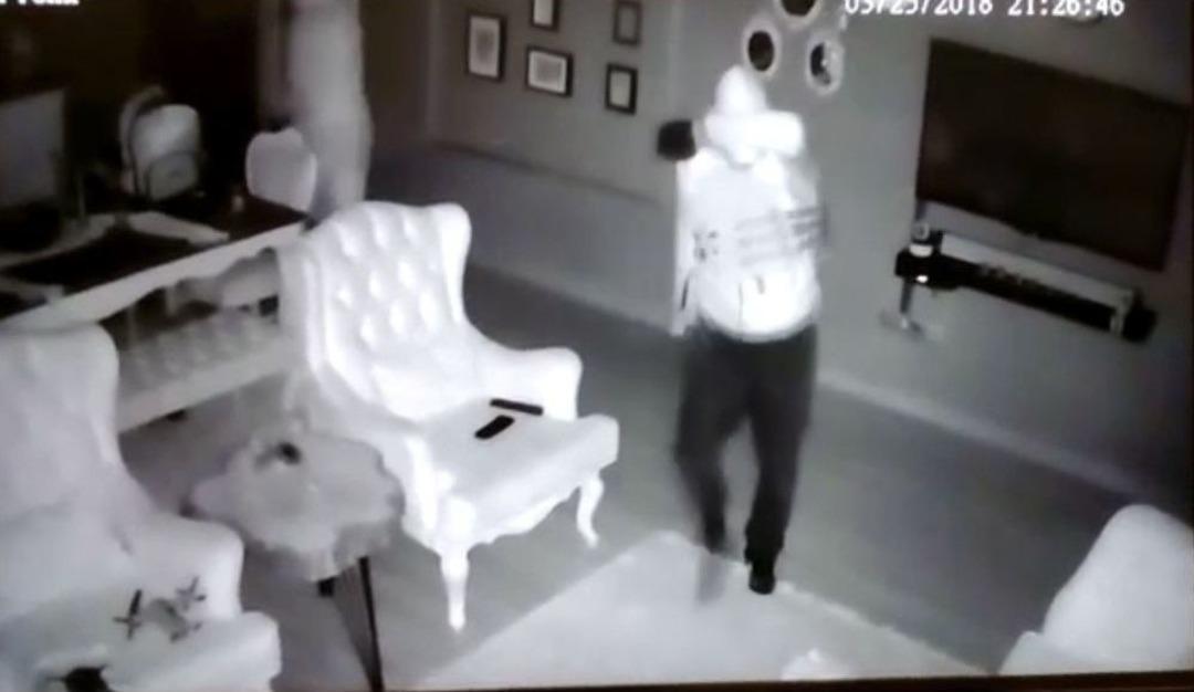 Başakşehir&rsquo;de G&uuml;venlikli Bir Siteye Giren 3 Hırsızdan Biri &Ccedil;elik Yelekle 3 Daireyi Soydu