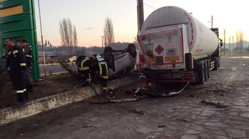 Kontrolden &Ccedil;ıkan Cip, Park Halindeki Tıra &Ccedil;arptı: 1 &Ouml;l&uuml;, 1 Yaralı