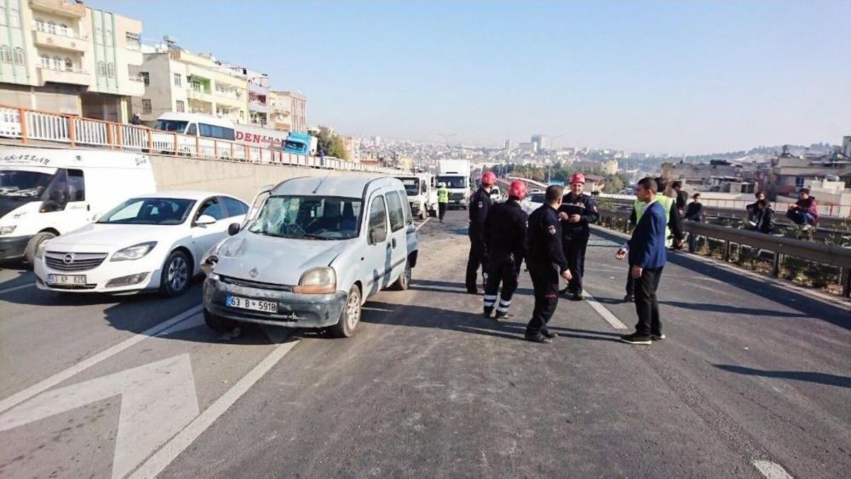 Şanlıurfa&rsquo;da Zincirleme Trafik Kazası: 3 Yaralı