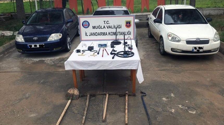 Jandarmadan Ka&ccedil;ak Kazı Ve Uyuşturucu Operasyonu