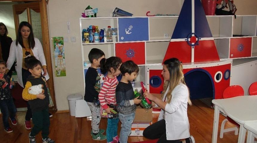 Minikler Hakkari&rsquo;de Ki Arkadaşlarına Kırtasiye Malzemesi G&ouml;nderdi