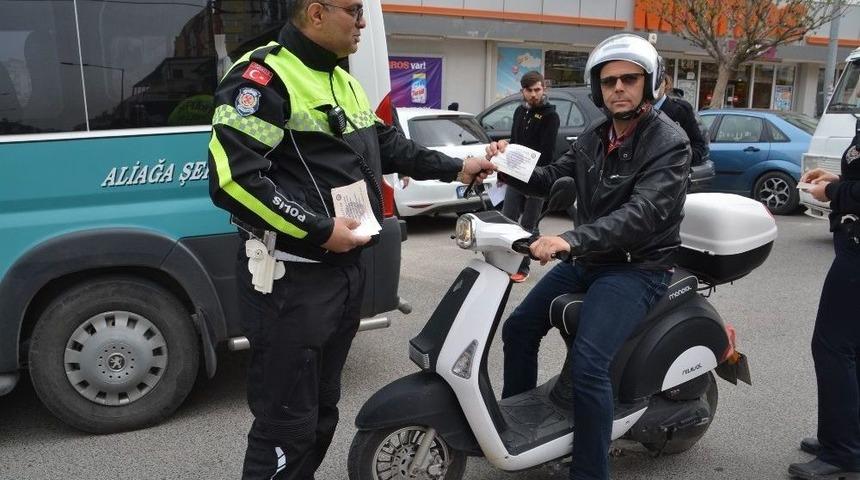 Aliağa&rsquo;da Polis, Motosiklet S&uuml;r&uuml;c&uuml;lerini Uyardı