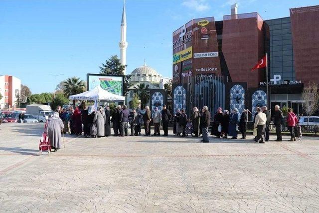 Biga Belediyesi’nden Kandilde Lokma İkramı