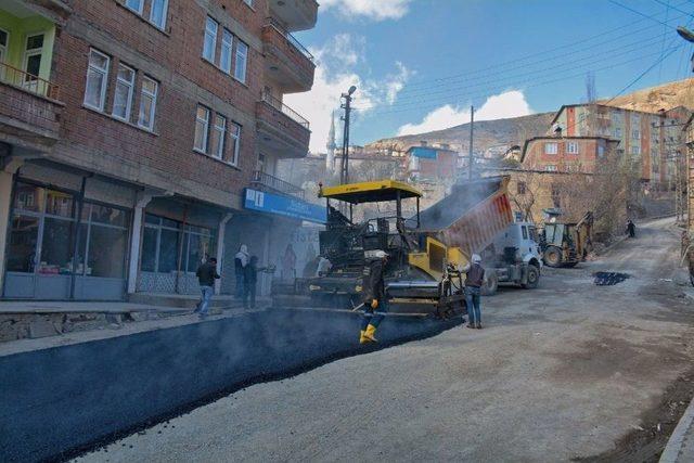 Hakkari’de Yol Asfaltlama Çalışması