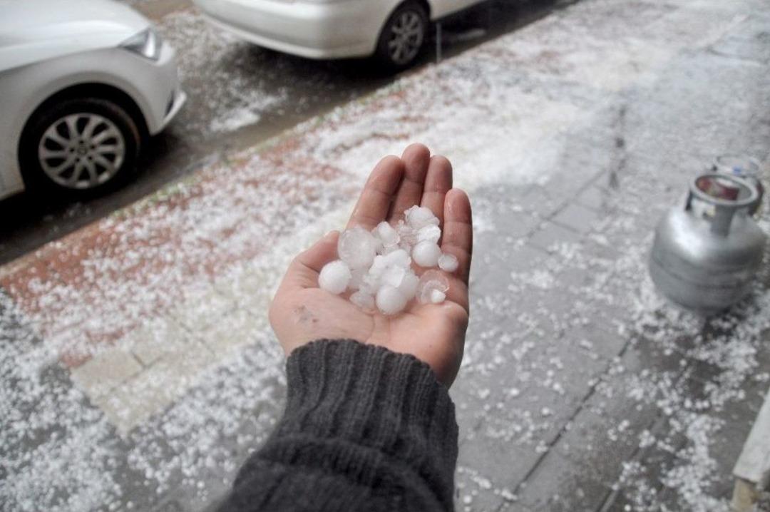 Bursa&rsquo;da Ceviz B&uuml;y&uuml;kl&uuml;ğ&uuml;nde Dolu Yağdı