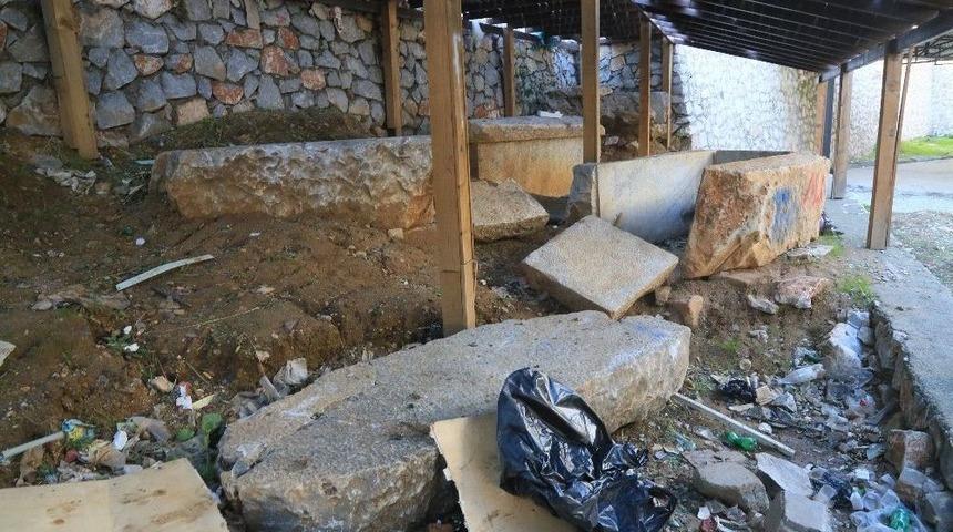 Milas&rsquo;ta Tarihi Lahit Mezarın Kaderine Terk Edildiği İddiası