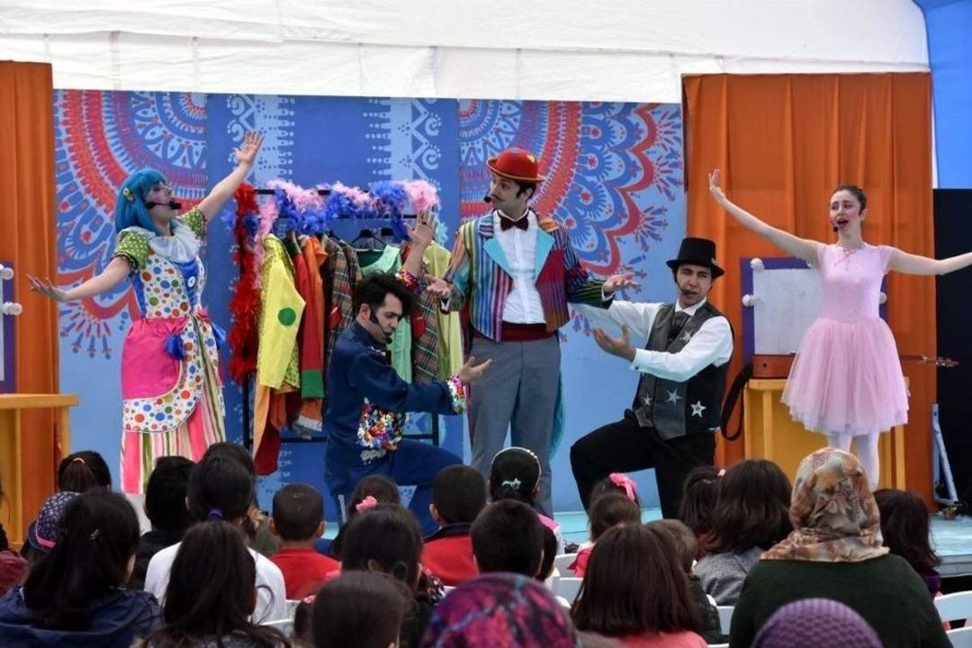 Aliağalı Minikler G&ouml;n&uuml;llerince Eğlendi