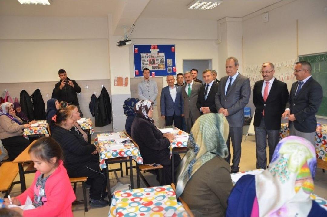 Okuma-yazma Kursuna Giden Silivrili Yaşlı Kadınların Umre Hayali