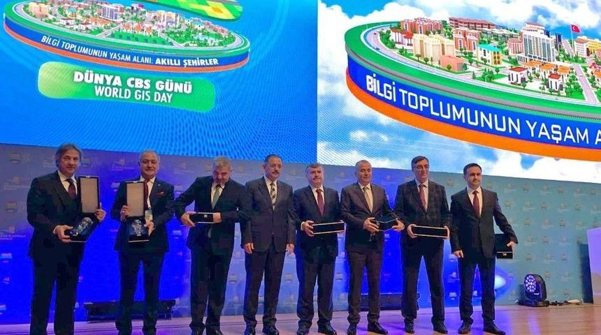 &Ccedil;evre Ve Şehircilik Bakanlığı&rsquo;ndan Konya B&uuml;y&uuml;kşehir&rsquo;e &Ouml;d&uuml;l