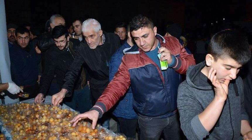 Aksaray Belediyesi Mevlit Kandilinde Lokma Tatlısı İkram Etti