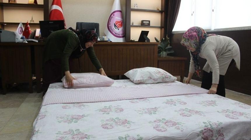 Makam Odasına Yatak Serip Turistleri Ağırlıyor