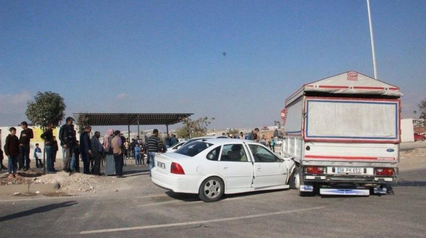 Şanlıurfa&rsquo;da Otomobil Kamyonete &Ccedil;arptı: 4 Yaralı