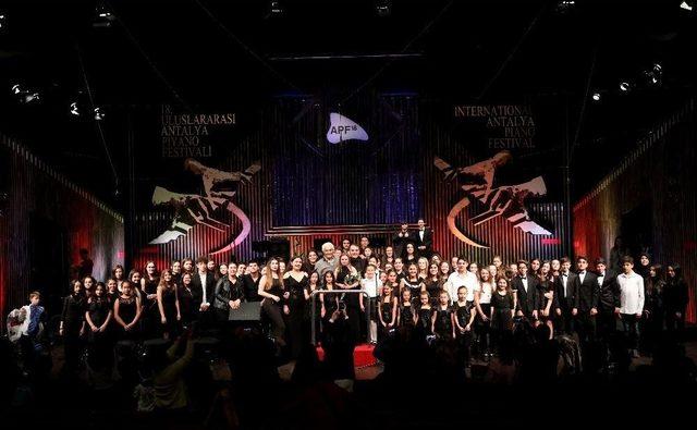 18. Uluslararası Piyano Festivalinde Sahne Gen&ccedil; M&uuml;zisyenlerde 1
