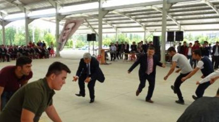 Başkan &Ccedil;alışkan&rsquo;dan &lsquo;kar Mı Da Yağdı K&uuml;tahya&rsquo;nın Dağına&rsquo; Oyunu