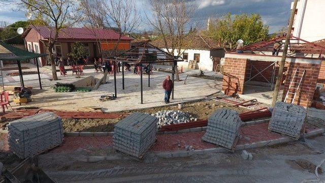 İshakçelebi Mahallesinde Meydan Düzenlemesi Devam Ediyor 1