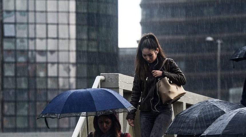 İstanbul&rsquo;da Sağanak Yağış Etkili Oldu