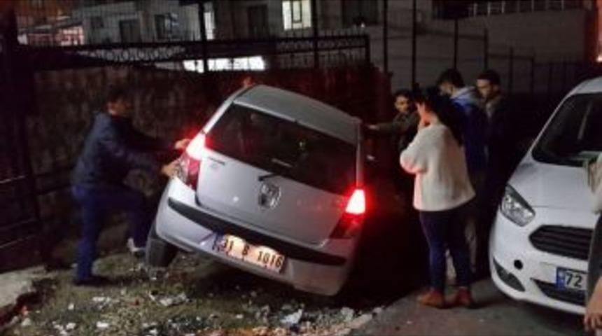 Fren Yerine Gaza Basan Kadın S&uuml;r&uuml;c&uuml; Korkuluklara &Ccedil;arptı