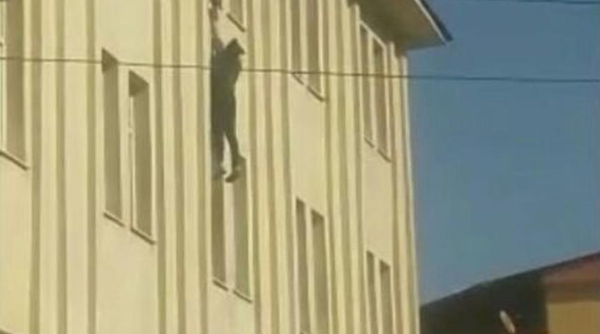 Gen&ccedil; Kız Yurdun 4&rsquo;&uuml;nc&uuml; Katından Atladı