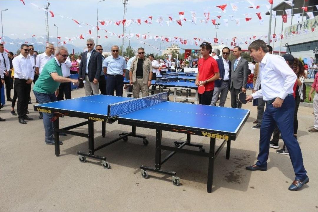 Vali Karaloğlu Ve Başkan T&uuml;rel Karşılıklı Tenis Oynadı