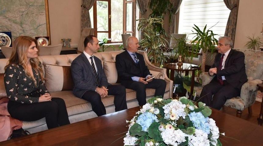 Vali G&uuml;ven&ccedil;er, Manisa Tavuk Yetiştiricileri Birliğini Ağırladı