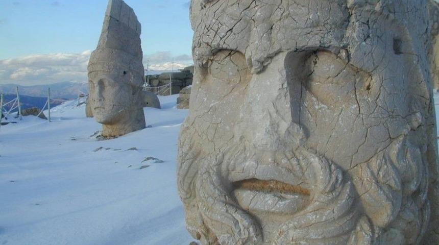 Nemrut Dağı Beyaza B&uuml;r&uuml;nd&uuml;