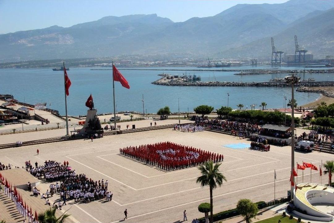 İskenderun&rsquo;da 19 Mayıs Etkinliklerinde 600 &Ouml;ğrenciden T&uuml;rk Bayrağı Koreografisi