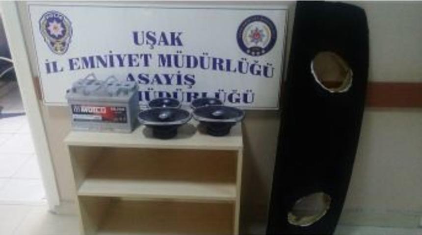Uşak&rsquo;ta Otodan Hırsızlık Yapan 2 Kişi Tutuklandı