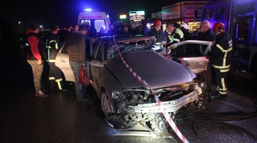Kırmızı Işıkta Ge&ccedil;en Otomobili Tır Bi&ccedil;ti: 4 Yaralı