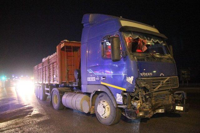 Kırmızı Işıkta Geçen Otomobili Tır Biçti: 4 Yaralı